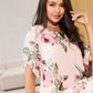 Fließendes Chiffonkleid mit blush-farbigen Blütenblättern