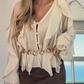 V-Ausschnitt Bluse mit Knopfverschluss und Rüschendetails
