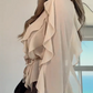 V-Ausschnitt Bluse mit Knopfverschluss und Rüschendetails