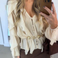 V-Ausschnitt Bluse mit Knopfverschluss und Rüschendetails