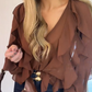 V-Ausschnitt Bluse mit Knopfverschluss und Rüschendetails